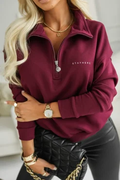 CandyTM BLUZA BAWEŁNIANA NA STÓJCE Z MINIMIALISTYCZNYM NAPISEM BURGUNDOWA