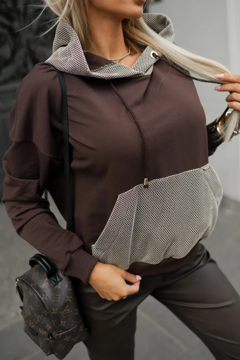 CandyTM BLUZA BAWEŁNIANA Z KAPTUREM ZDOBIONA ZŁOTĄ SIATECZKĄ CZEKOLADOWA