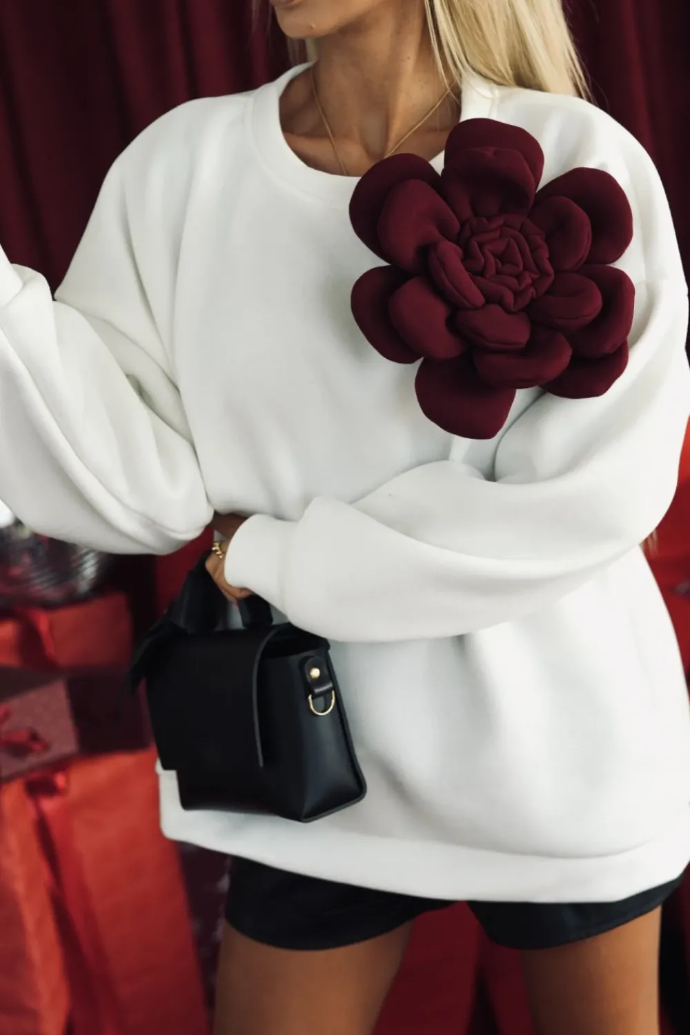 CandyTM BLUZA OVERSIZE OCIEPLANA Z ODPINANYM KWIATEM 3D BIAŁA