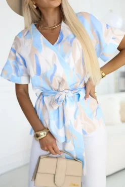 CandyTM BLUZKA ALICE Z KRÓTKIM RĘKAWEM Z KOPERTOWYM DEKOLTEM BŁĘKITNO-BEŻOWA