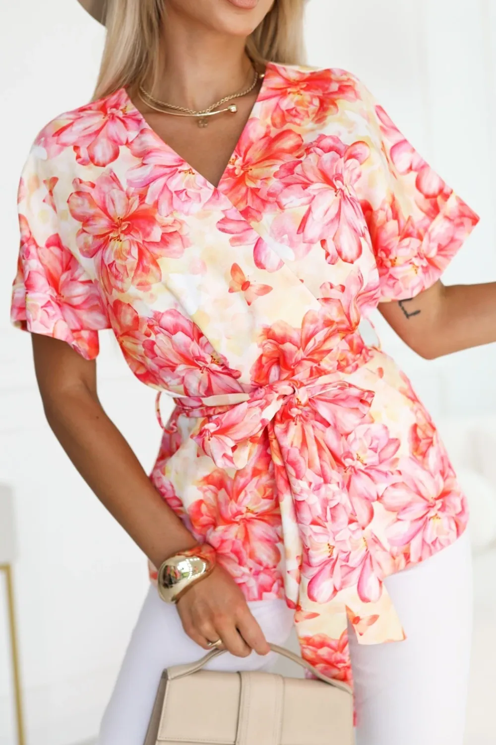 CandyTM BLUZKA ALICE Z KRÓTKIM RĘKAWEM Z KOPERTOWYM DEKOLTEM ŻÓŁTO-POMARAŃCZOWA W KWIATY