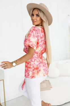 CandyTM BLUZKA ALICE Z KRÓTKIM RĘKAWEM Z KOPERTOWYM DEKOLTEM ŻÓŁTO-POMARAŃCZOWA W KWIATY