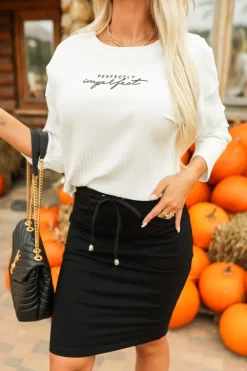 CandyTM BLUZKA BASIC Z PRĄŻKOWANEGO MATERIAŁU Z MINIMALISTYCZNYM NAPISEM BIAŁA