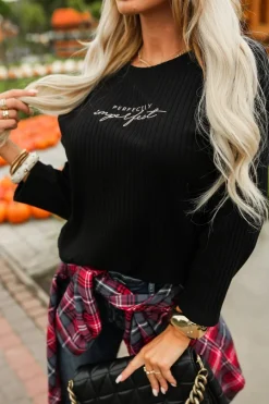 CandyTM BLUZKA BASIC Z PRĄŻKOWANEGO MATERIAŁU Z MINIMALISTYCZNYM NAPISEM CZARNA