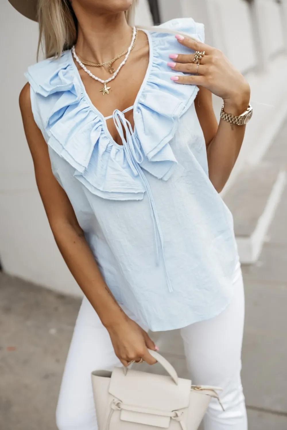 CandyTM BLUZKA BAWEŁNIANA MIA Z DEKOLTEM ZDOBIONYM FALBANKAMI BŁĘKITNA