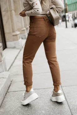 CandyTM SPODNIE JEANSOWE MOM FIT Z WYSOKIM STANEM Z PASKIEM W KOMPLECIE KARMELOWE