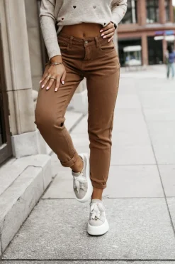 CandyTM SPODNIE JEANSOWE MOM FIT Z WYSOKIM STANEM Z PASKIEM W KOMPLECIE KARMELOWE