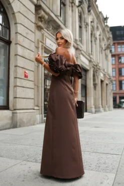 CandyTM SUKIENKA MAXI HISZPANKA Z OZDOBNĄ FALBANĄ NA DEKOLCIE BRĄZOWA