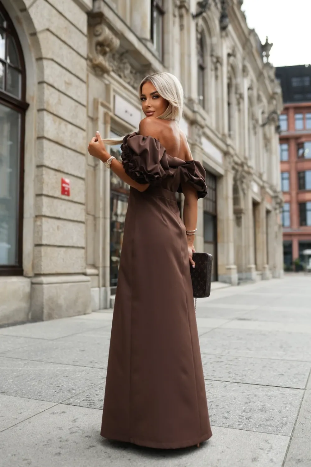 CandyTM SUKIENKA MAXI HISZPANKA Z OZDOBNĄ FALBANĄ NA DEKOLCIE BRĄZOWA