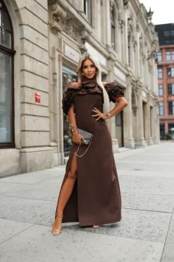 CandyTM SUKIENKA MAXI HISZPANKA Z OZDOBNĄ FALBANĄ NA DEKOLCIE BRĄZOWA