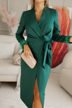 CandyTM SUKIENKA MIDI Z KOPERTOWYM DEKOLTEM Z PIÓRAMI PRZY RĘKAWACH ZIELEŃ BUTELKOWA