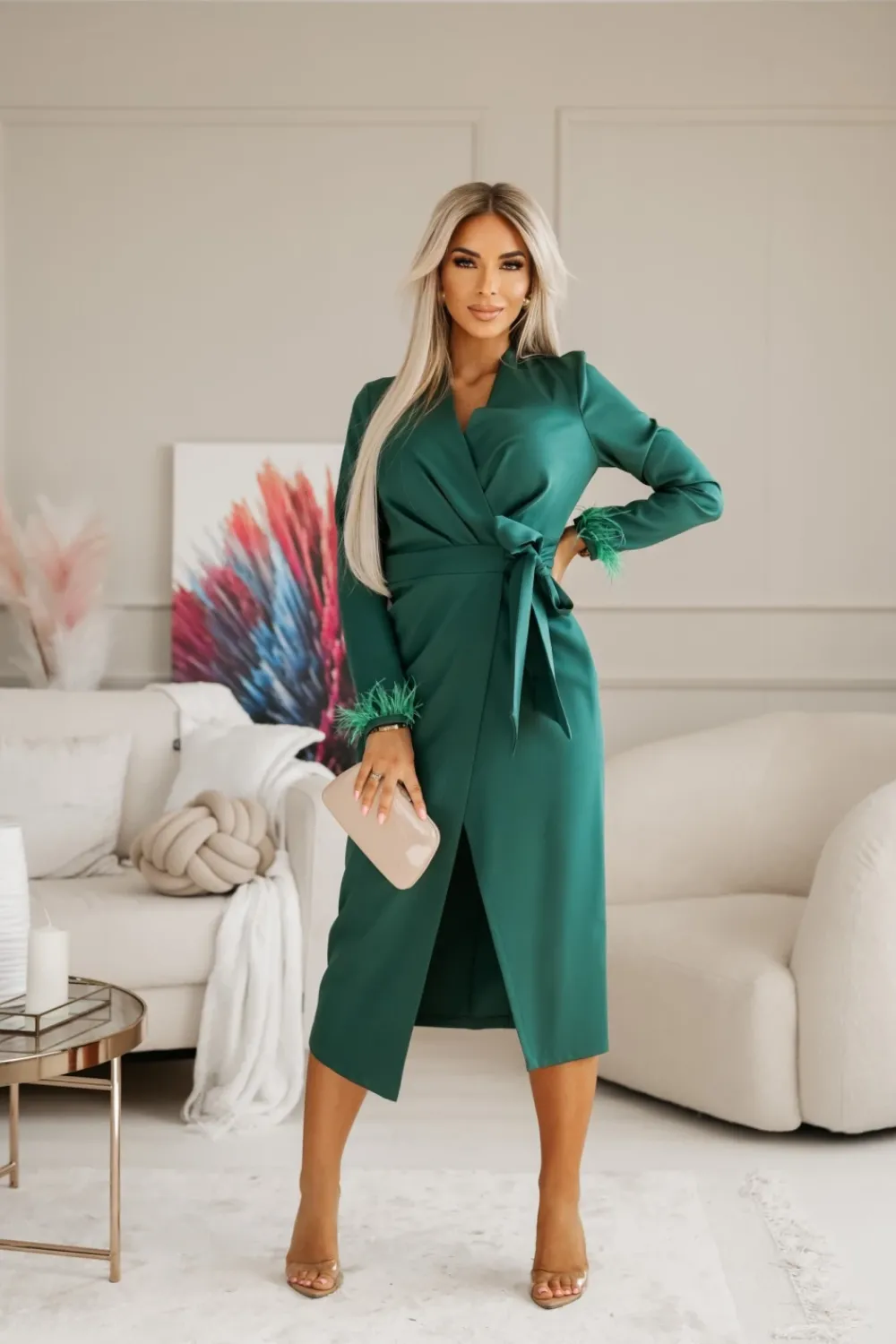 CandyTM SUKIENKA MIDI Z KOPERTOWYM DEKOLTEM Z PIÓRAMI PRZY RĘKAWACH ZIELEŃ BUTELKOWA