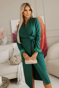 CandyTM SUKIENKA MIDI Z KOPERTOWYM DEKOLTEM Z PIÓRAMI PRZY RĘKAWACH ZIELEŃ BUTELKOWA