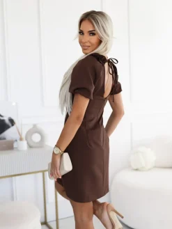 CandyTM SUKIENKA Z GŁĘBOKIM DEKOLTEM ANGELLA Z ODPINANĄ BROSZKĄ BRĄZOWA