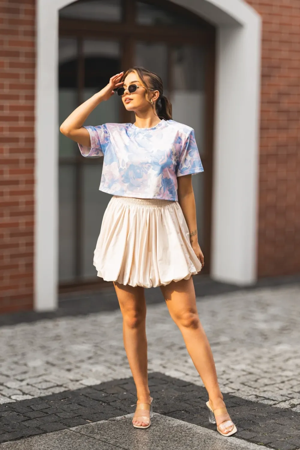 CandyTM T-SHIRT BAWEŁNIANY Z PODUSZKAMI NA RAMIONACH W KWIATY BŁĘKITNY