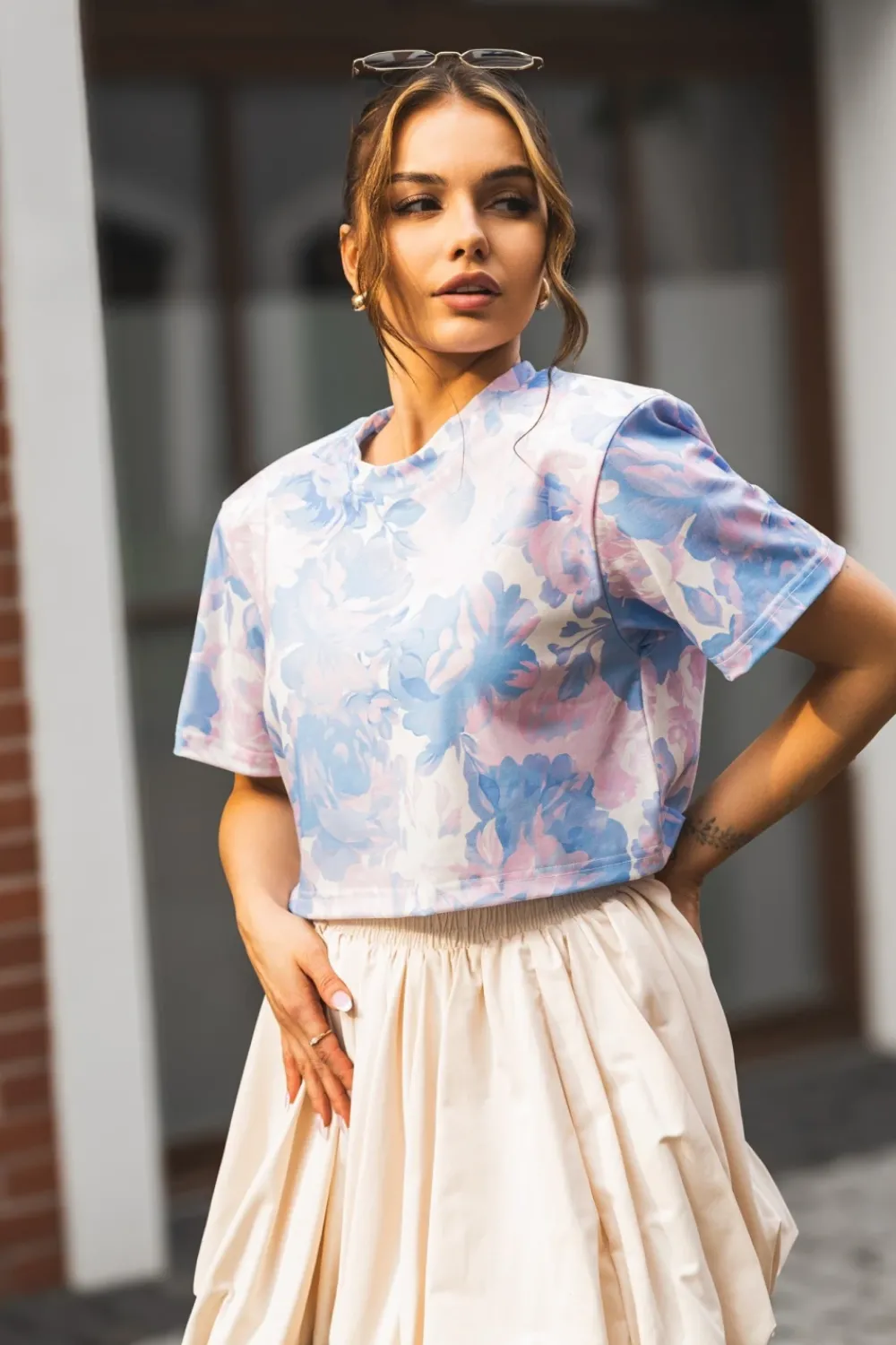 CandyTM T-SHIRT BAWEŁNIANY Z PODUSZKAMI NA RAMIONACH W KWIATY BŁĘKITNY