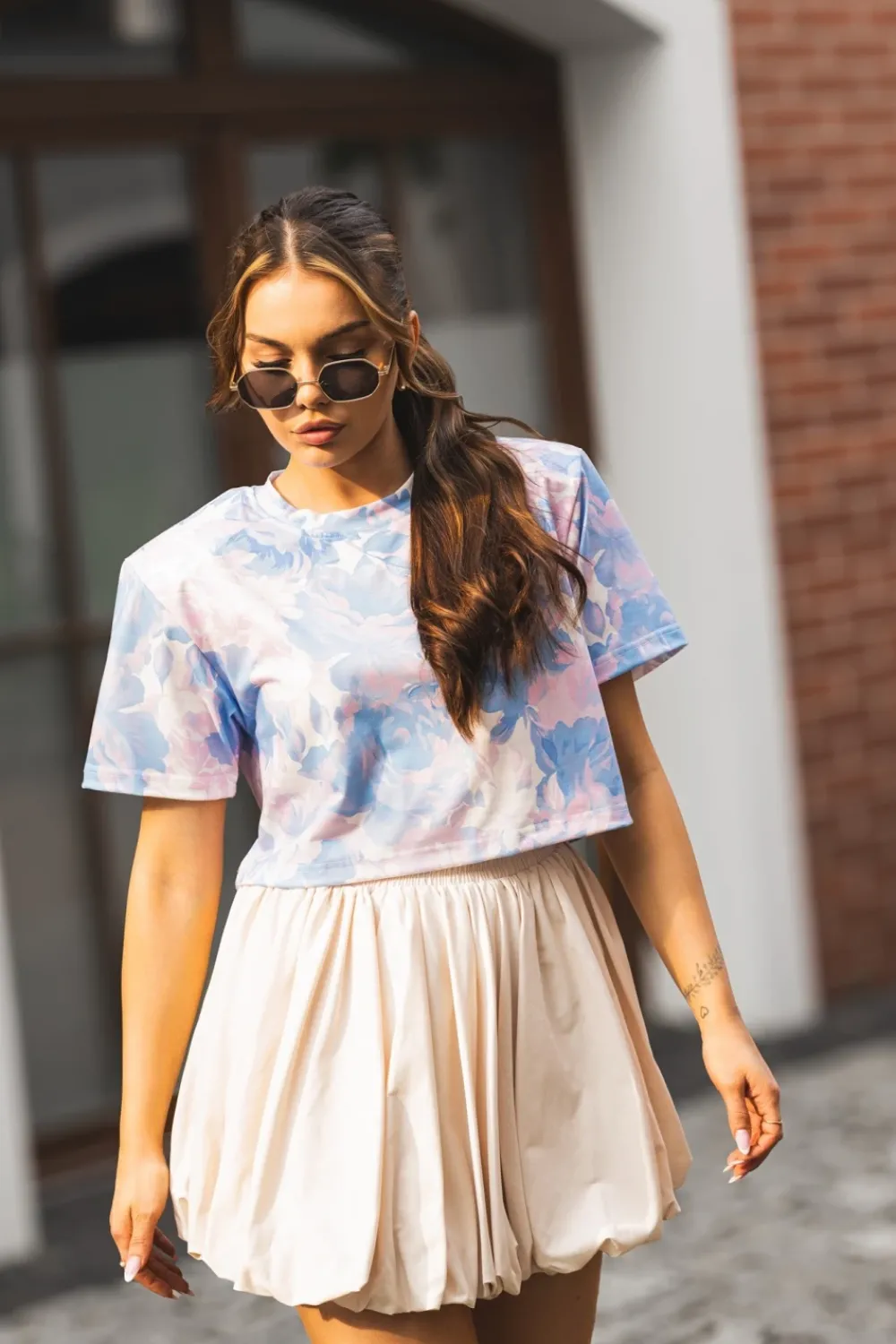 CandyTM T-SHIRT BAWEŁNIANY Z PODUSZKAMI NA RAMIONACH W KWIATY BŁĘKITNY