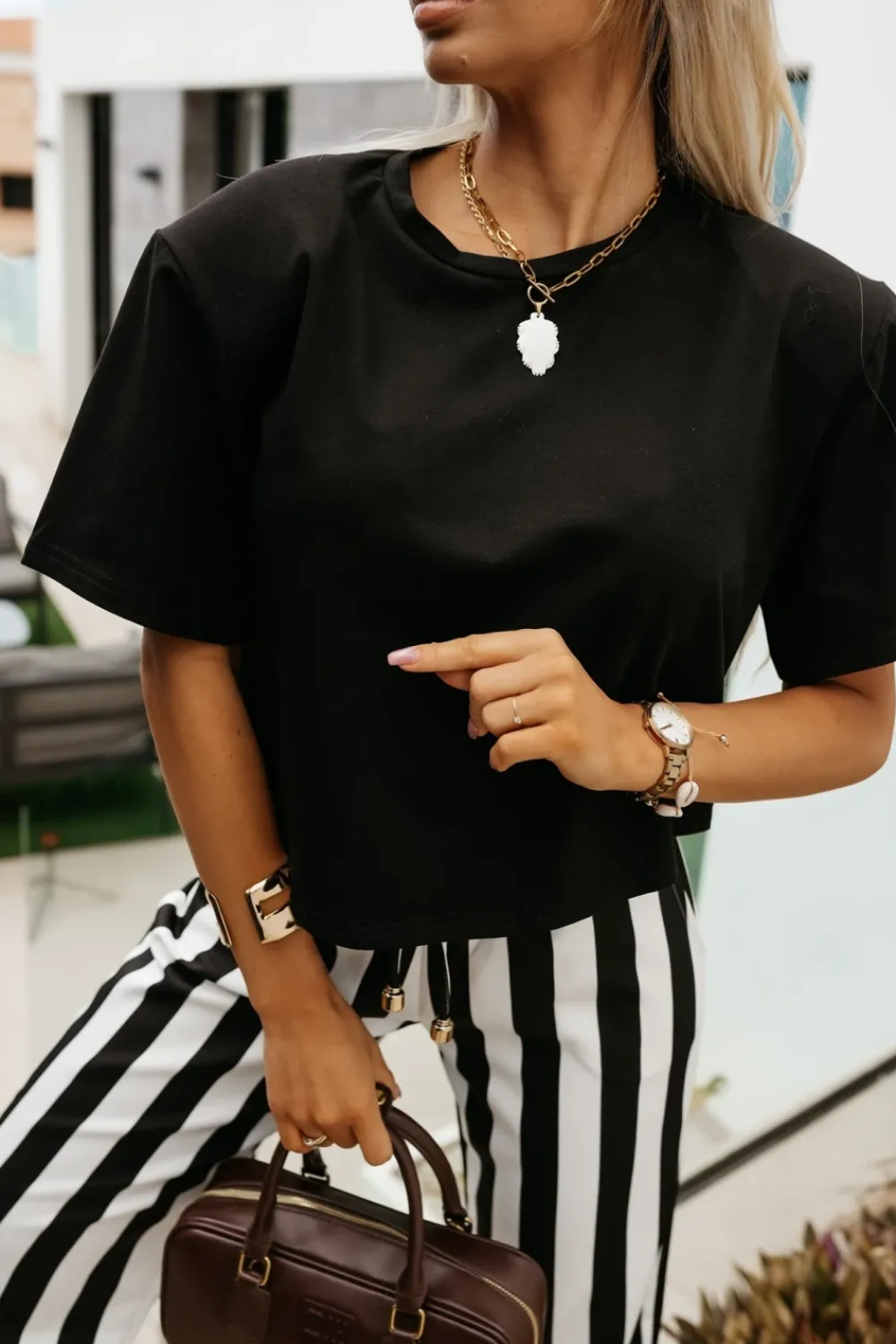 CandyTM T-SHIRT BAWEŁNIANY Z PODUSZKAMI NA RAMIONACH CZARNY