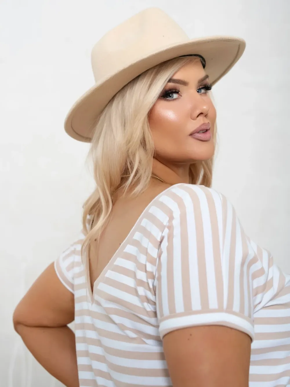 CandyTM T-SHIRT V-NECK Z WYCIĘCIEM NA PLECACH W PASKI BIAŁO-BEŻOWE