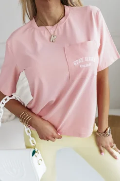 CandyTM T-SHIRT Z KIESZONKĄ Z HAFTOWANYM NAPISEM MORELOWY