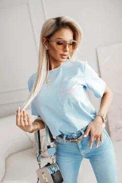 CandyTM T-SHIRT Z KIESZONKĄ Z HAFTOWANYM NAPISEM BŁĘKITNY