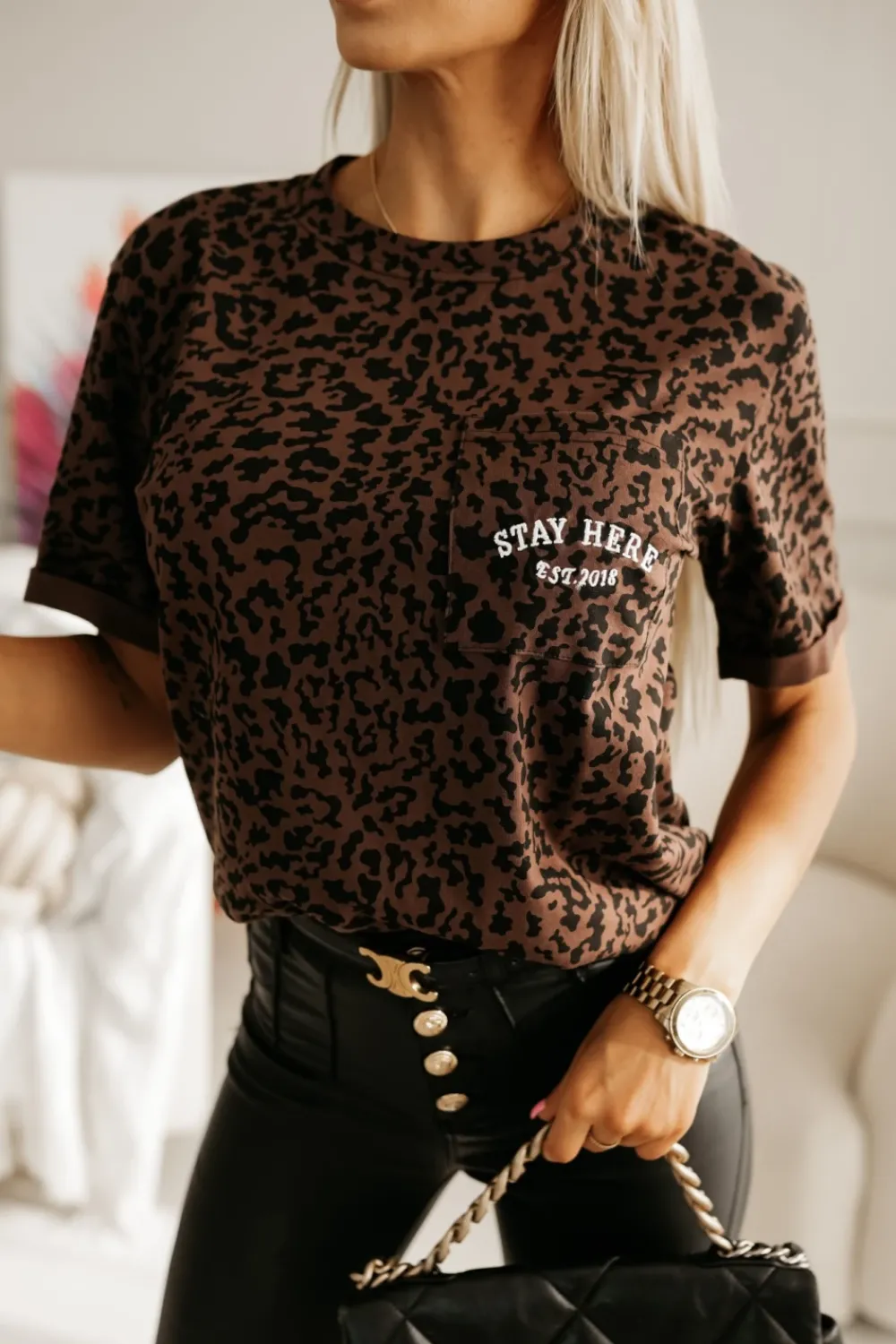 CandyTM T-SHIRT Z KIESZONKĄ Z NAPISEM STAYHERE PANTERA BRĄZOWO-CZARNA