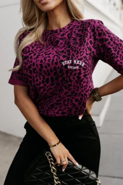 CandyTM T-SHIRT Z KIESZONKĄ Z NAPISEM STAYHERE PANTERA JAGODOWO-CZARNA