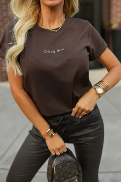 CandyTM T-SHIRT Z MINIMALISTYCZNYM NAPISEM CALL MY NAME CZEKOLADOWY