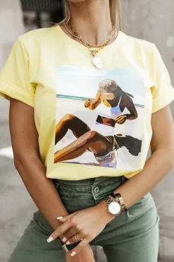 CandyTM T-SHIRT Z NADRUKIEM KOBIETA NA PLAŻY ŻÓŁTY