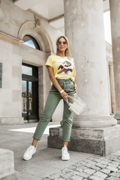 CandyTM T-SHIRT Z NADRUKIEM KOBIETA NA PLAŻY ŻÓŁTY