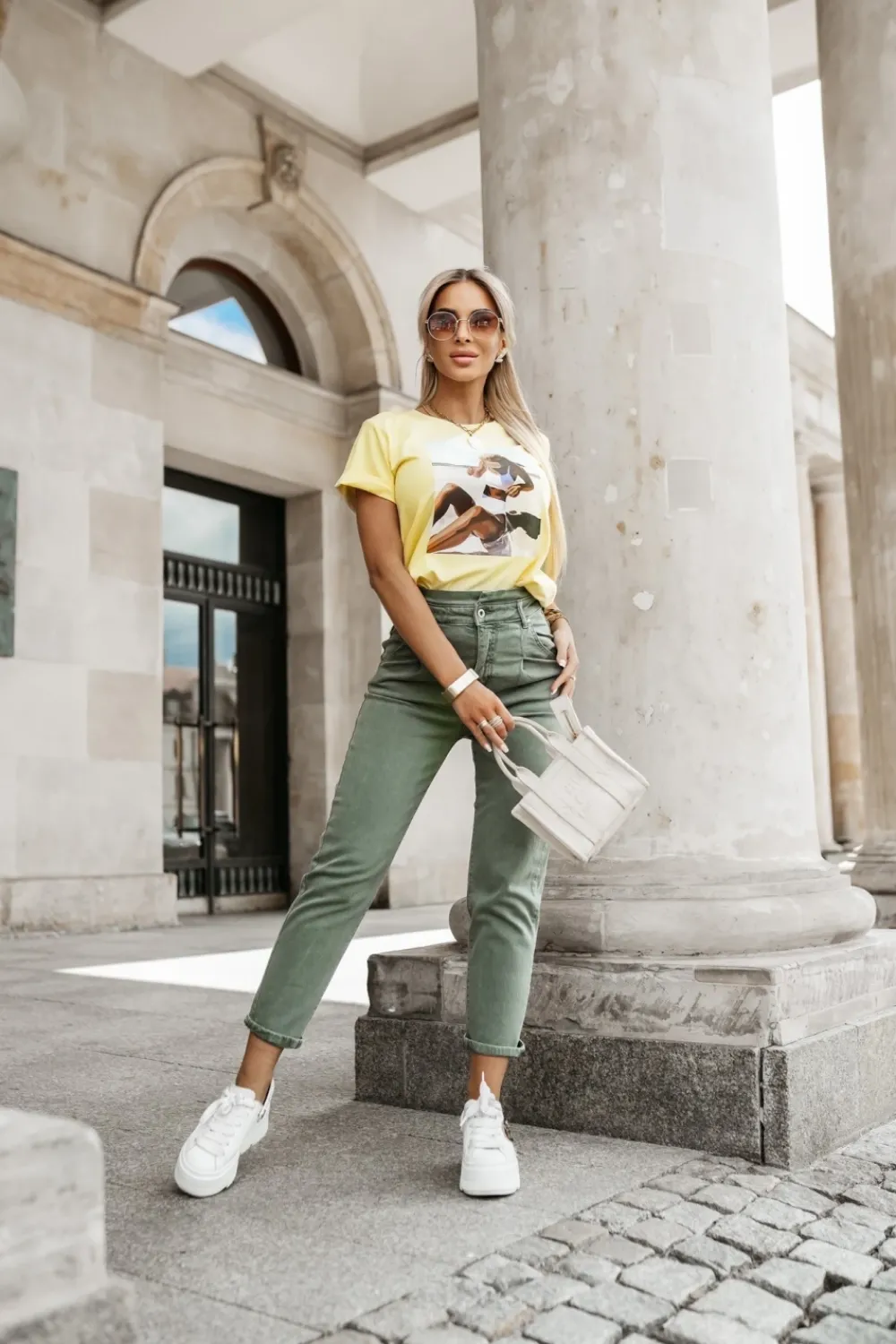 CandyTM T-SHIRT Z NADRUKIEM KOBIETA NA PLAŻY ŻÓŁTY