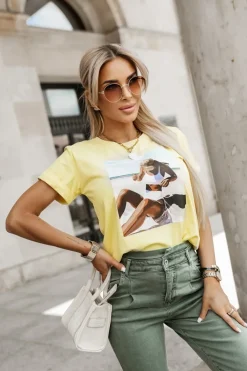 CandyTM T-SHIRT Z NADRUKIEM KOBIETA NA PLAŻY ŻÓŁTY
