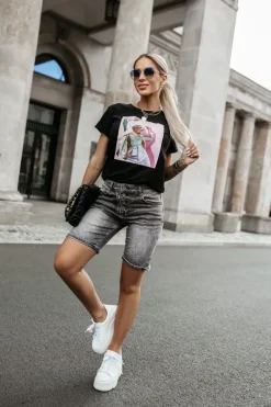 CandyTM T-SHIRT Z NADRUKIEM KOBIETA W OKULARACH CZARNY