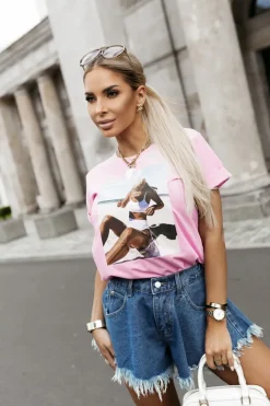 CandyTM T-SHIRT Z NADRUKIEM KOBIETA NA PLAŻY RÓŻOWY