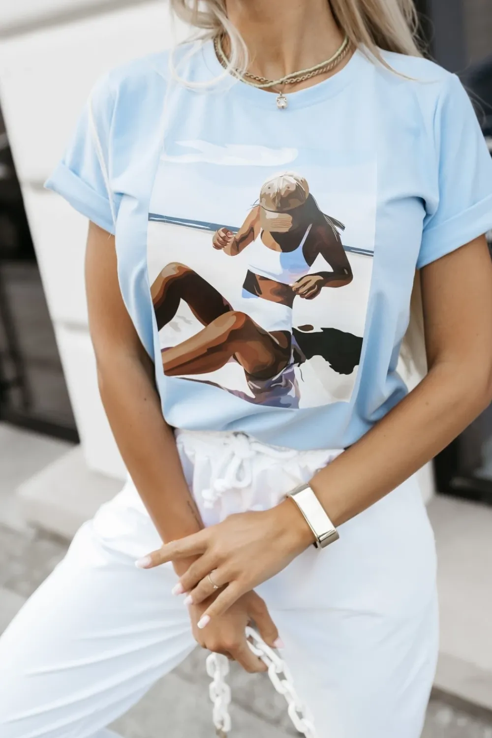 CandyTM T-SHIRT Z NADRUKIEM KOBIETA NA PLAŻY BŁĘKITNY