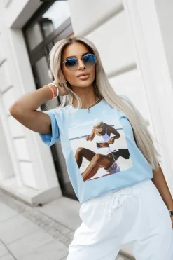 CandyTM T-SHIRT Z NADRUKIEM KOBIETA NA PLAŻY BŁĘKITNY