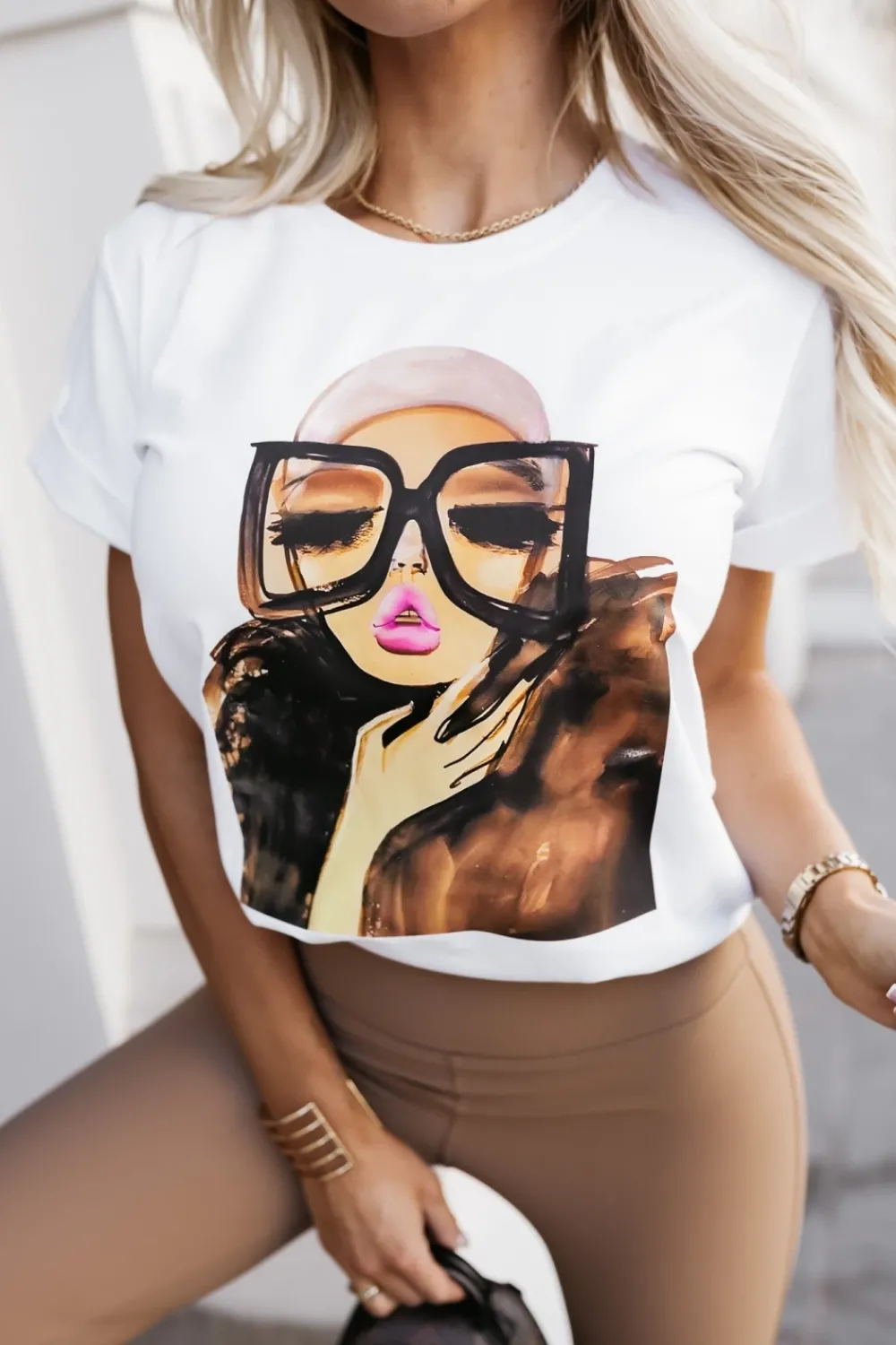 CandyTM T-SHIRT Z NADRUKIEM KOBIETA W OKULARACH BIAŁY