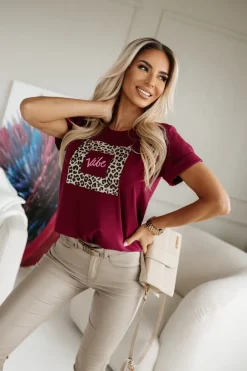 CandyTM T-SHIRT Z PANTERKOWYM NADRUKIEM VIBE BURGUNDOWY
